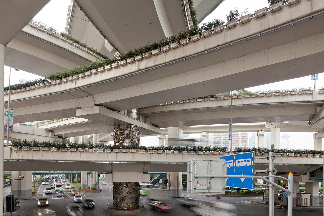 Blick auf Kreuzung der Stadtautobahn, Kreuzung von Chongqing Zhong Lu und Yan'an Dong Lu, Shanghai, China, Asien