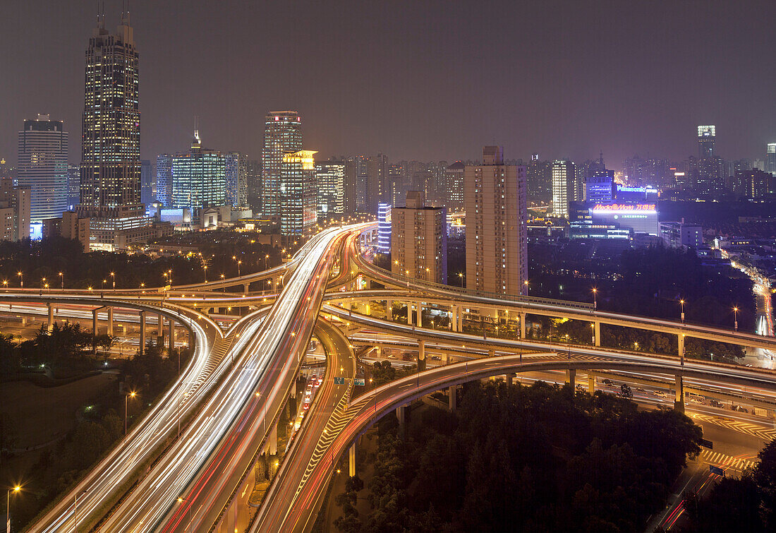 Kreuzung der Stadtautobahn Chongqing Zhong Lu und Yan'an Dong Lu bei Nacht, Shanghai, China, Asien