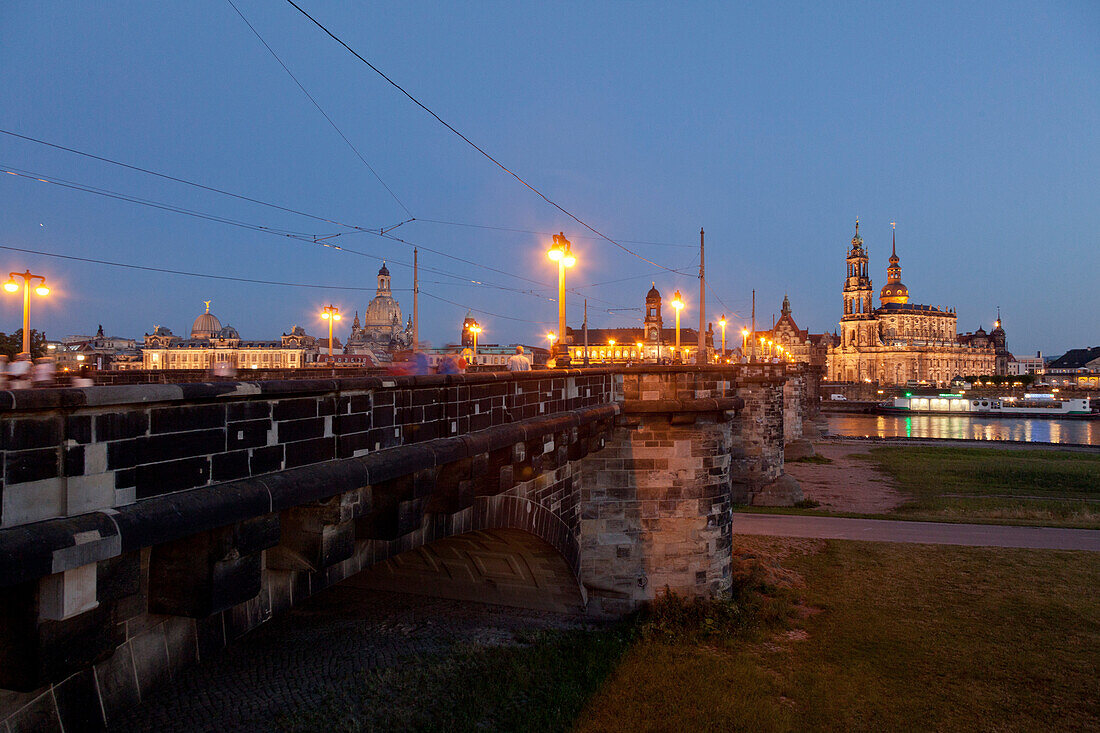 Dresdener Augustusbrücke in Abendstimmung, Augustusbrücke über die Elbe mit Silhouette der Altstadt, Kathedrale Trinitatis, Brühlsche Terrasse, Sächsischer Kunstverein, Dresden, Sachsen, Deutschland