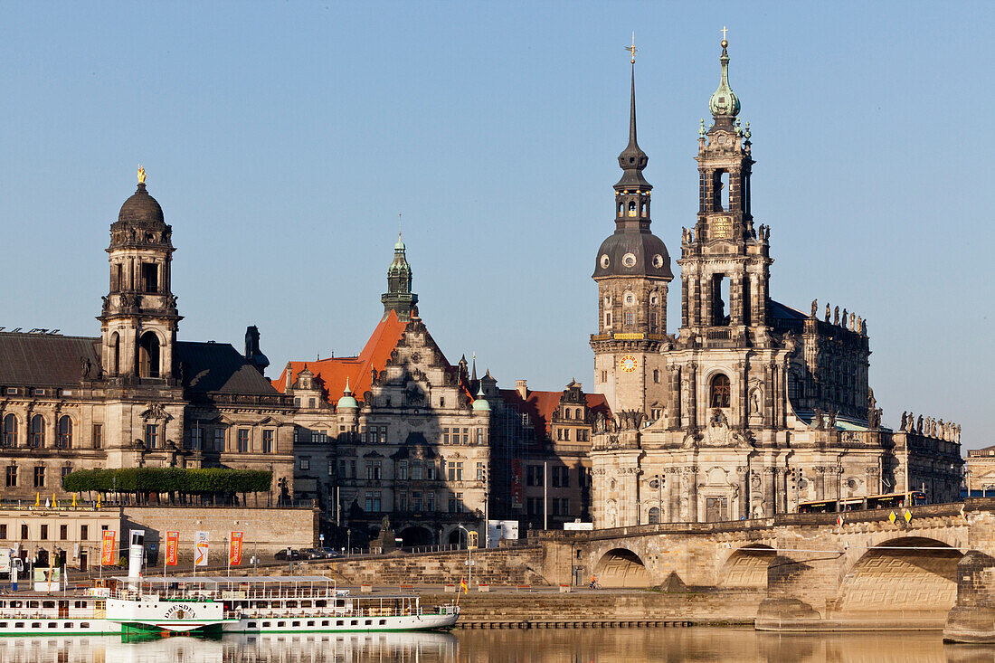 Dresdener Augustusbrücke über die Elbe mit Hofkirche im Hintergrund, Silhouette Altstadt, Brühlsche Terrasse, Dresden, Sachsen, Deutschland