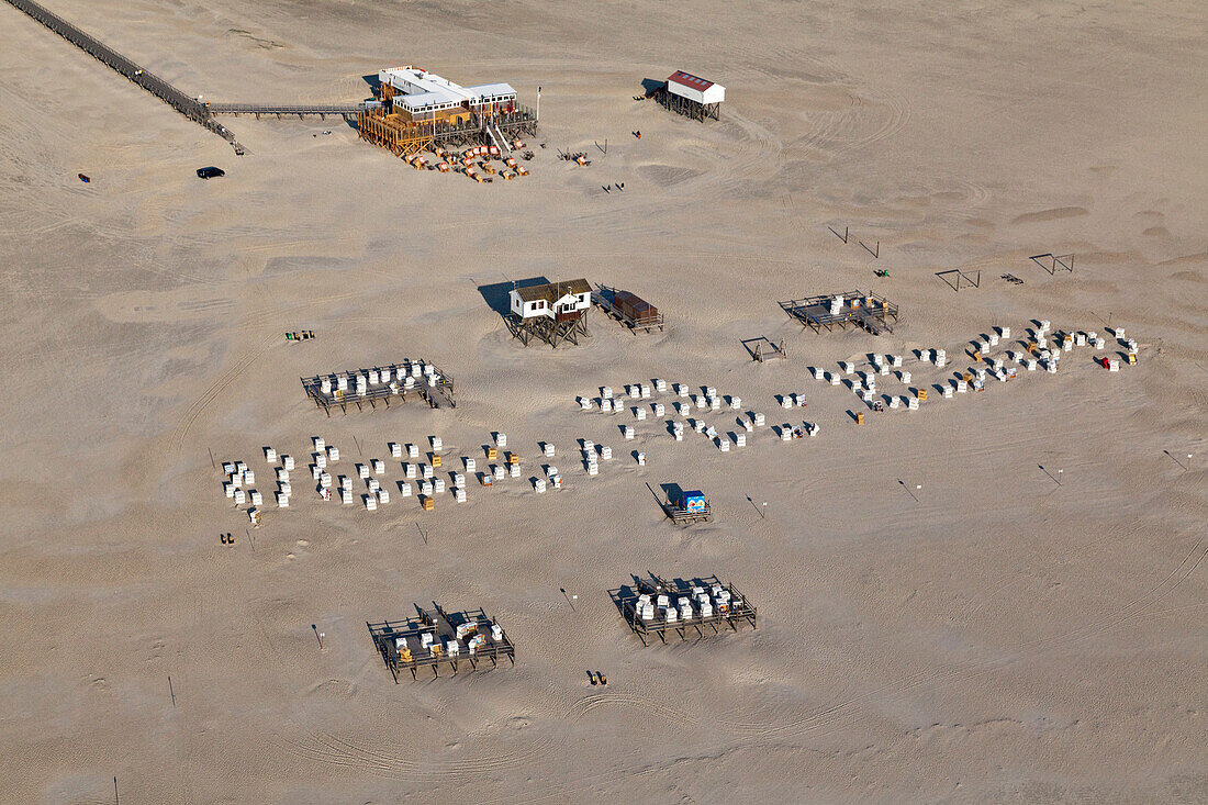 Luftbild von Pfahlbauten am Strand von St. Peter-Ording, Nordseeküste, Schleswig-Holstein, Deutschland