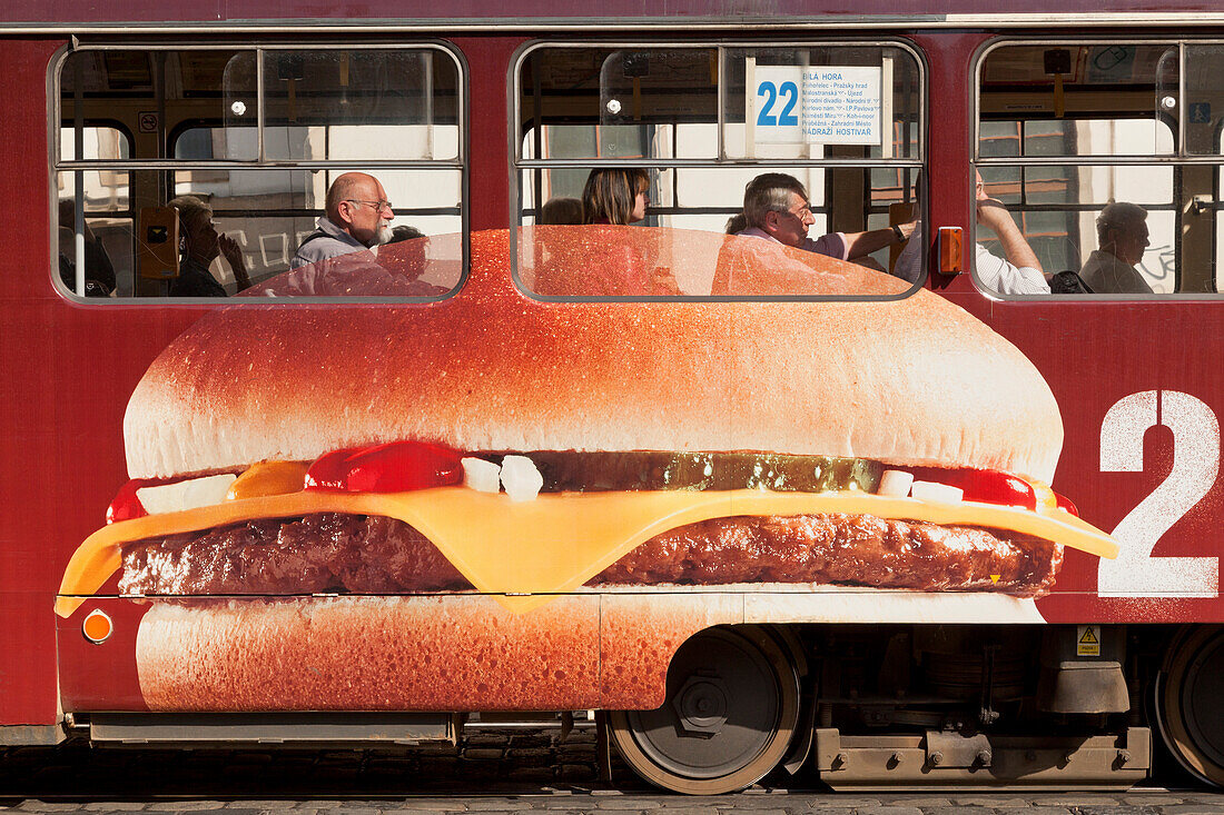 Straßenbahn mit Cheeseburger Werbung, Prag, Tschechien