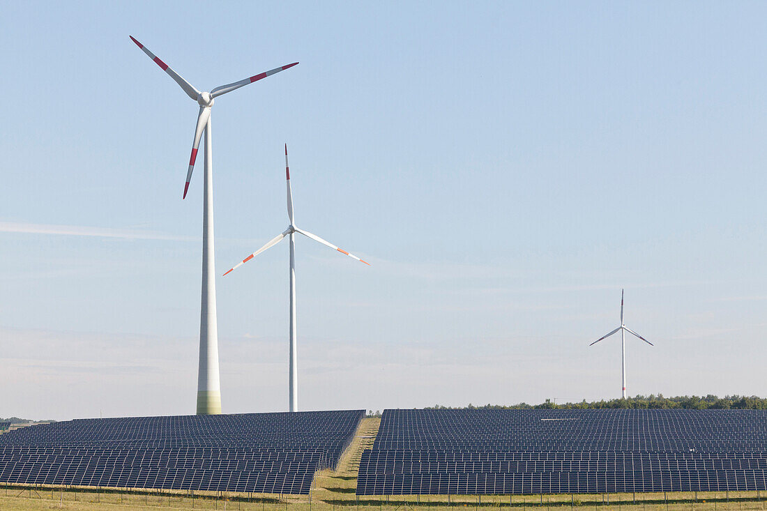 Solaranlage Windpark und Solaranlage an der A 14 bei Bockelwitz, regenerative Energien, ökologisch, Sachsen, Deutschland