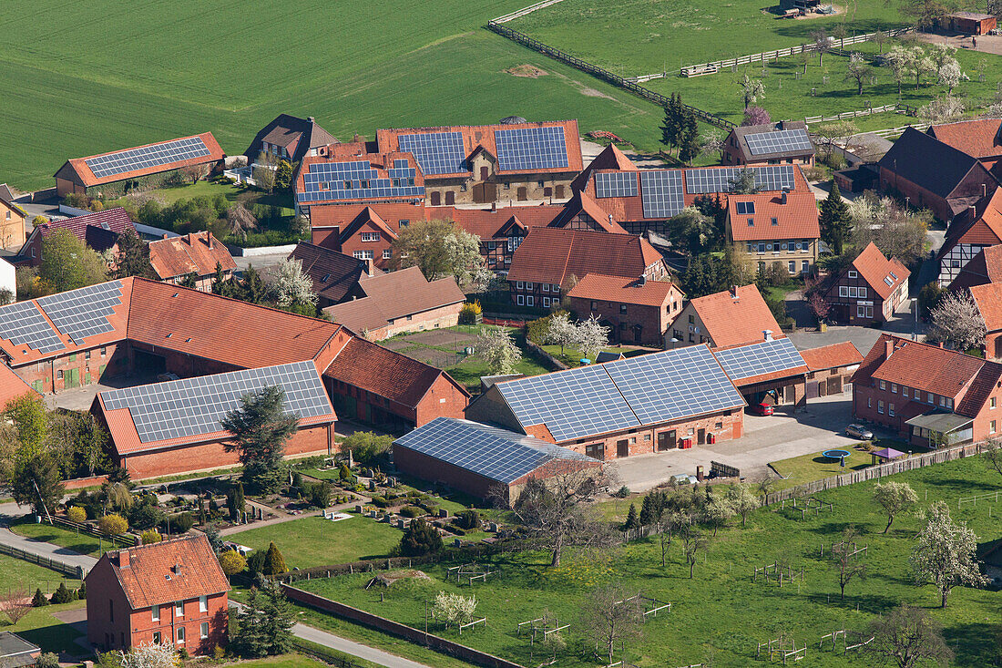 Luftbild Solaranlage auf Dächern, regenerative Energien, ökologisch, Dorf bei Hannover, Niedersachsen, Deutschland