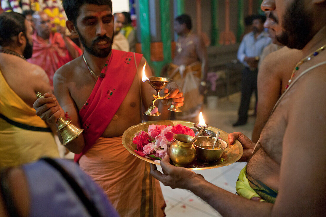 Sri Kamadchi Ampal Tempel in Hamm, Alljährlich Prozession vom Haupttempel der deutschen Tamilen zu einem Kanalstück unter der Autobahn A2, Szenen wie am heiligen Fluß Ganges, Bundesautobahnbrücke 493, rituelle Waschung im Kanal, Dravida-Tempel, Göttin Kam