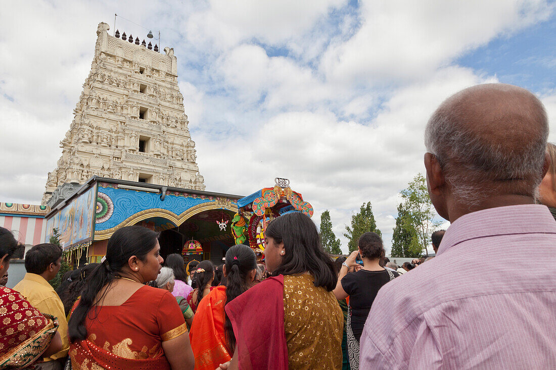 Sri Kamadchi Ampal Tempel in Hamm, Alljährlich Prozession vom Haupttempel der deutschen Tamilen zu einem Kanalstück unter der Autobahn A2, Szenen wie am heiligen Fluß Ganges, Bundesautobahnbrücke 493, rituelle Waschung im Kanal, Dravida-Tempel, Göttin Kam