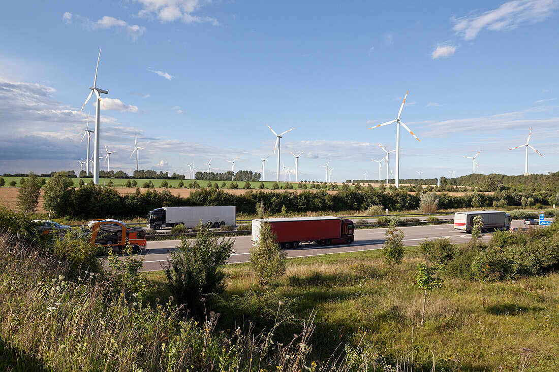 Windenergieanlage neben der Autobahn A2, LKW-Verkehr, Magdeburg, A2 nach Berlin, Sachsen-Anhalt, Deutschland