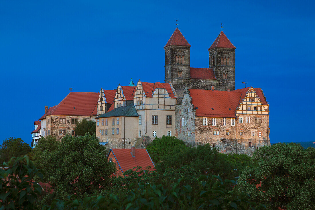 Blick zum Schlossberg mit der Stiftskirche St. Servatius am Abend, Quedlinburg, Harz, Sachsen-Anhalt, Deutschland, Europa