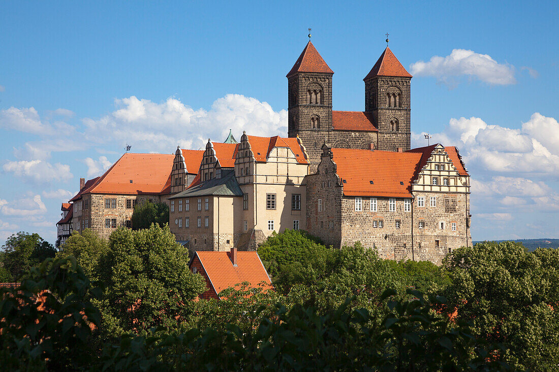 Blick zum Schlossberg mit der Stiftskirche St. Servatius im Sonnenlicht, Quedlinburg, Harz, Sachsen-Anhalt, Deutschland, Europa