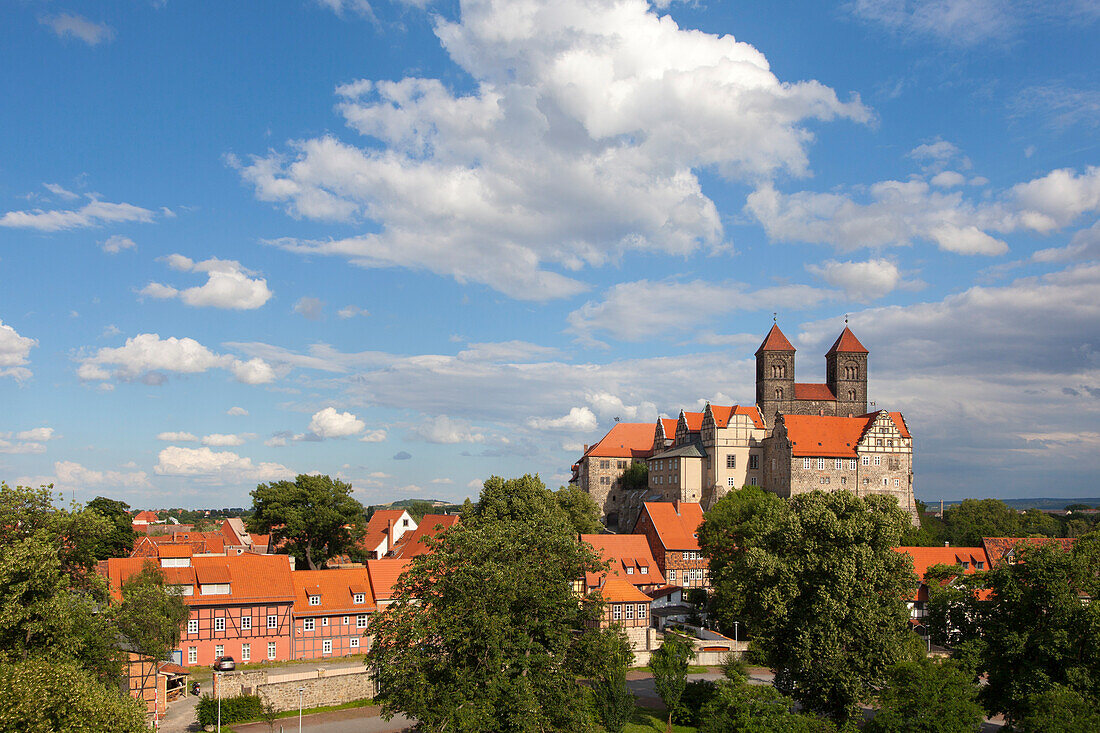 Blick zum Schlossberg mit der Stiftskirche St. Servatius, Quedlinburg, Harz, Sachsen-Anhalt, Deutschland, Europa