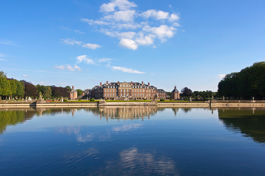 Blick über den Teich zum Schloss Nordkirchen, Münsterland, Nordrhein- Westfalen, Deutschland, Europa