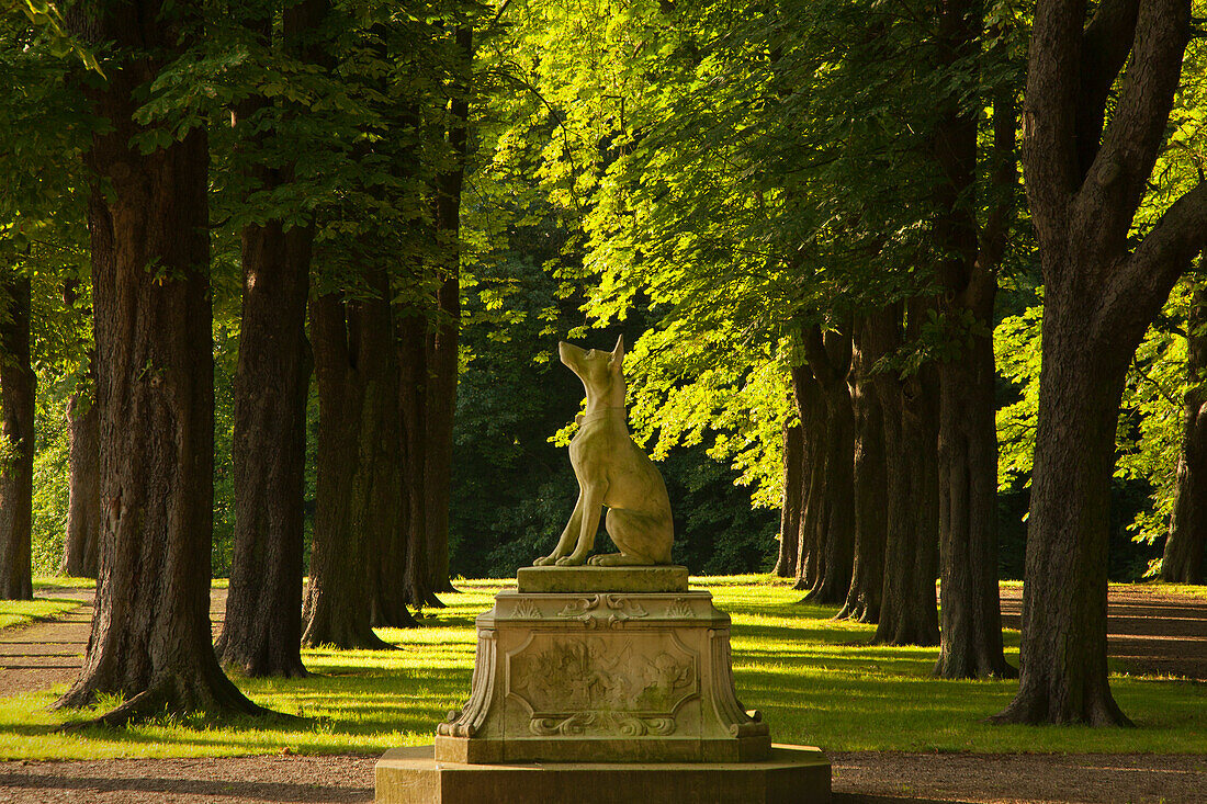 Kastanienallee mit barocker Skulptur auf der Venusinsel, Schloss Nordkirchen, Münsterland, Nordrhein- Westfalen, Deutschland, Europa