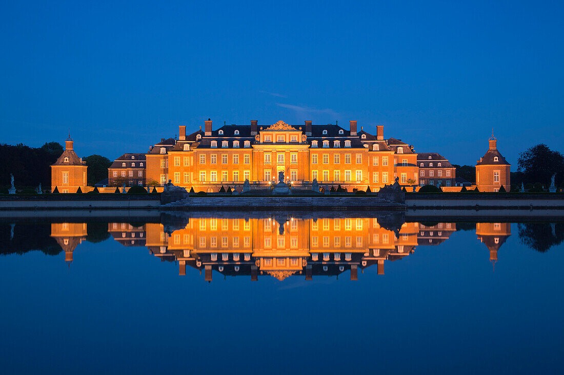 Blick über den Teich zum beleuchteten Schloss Nordkirchen, Münsterland, Nordrhein- Westfalen, Deutschland, Europa