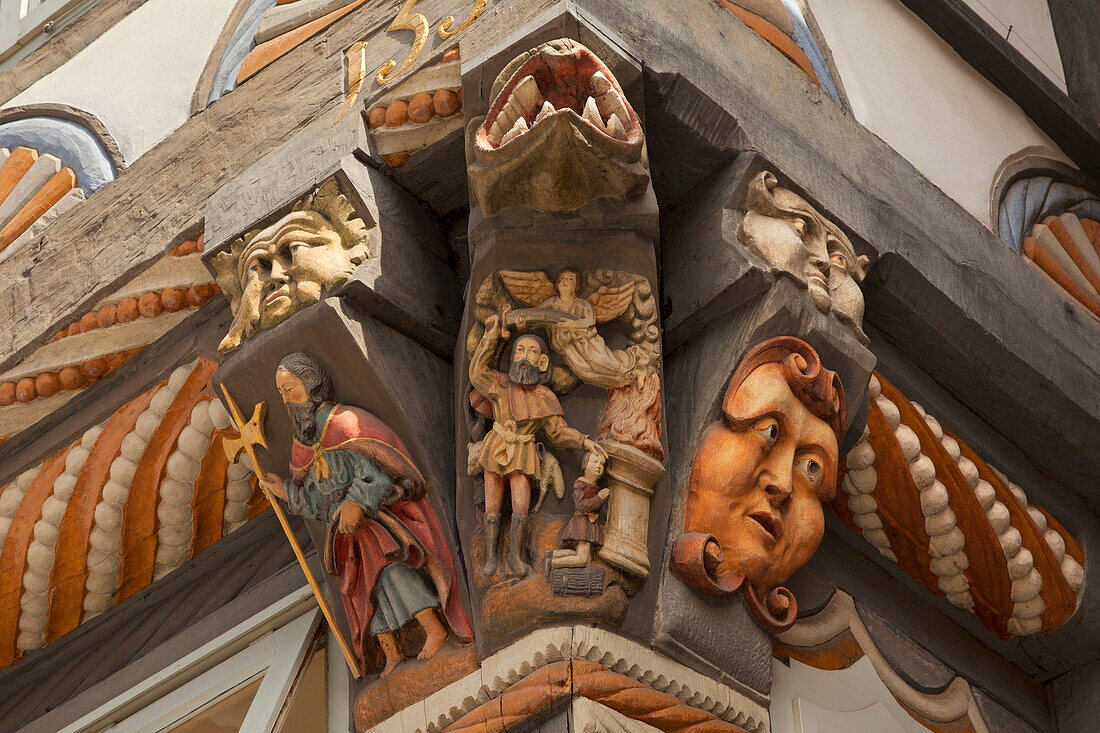 Carvings at the half timbered facade, Stiftsherrenhaus, Hamelin, Weser Hills, North Lower Saxony, Germany, Europe