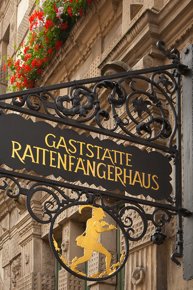 Rattenfängerhaus, sign at the House of the Pied Piper, Hamelin, Weser Hills, North Lower Saxony, Germany, Europe
