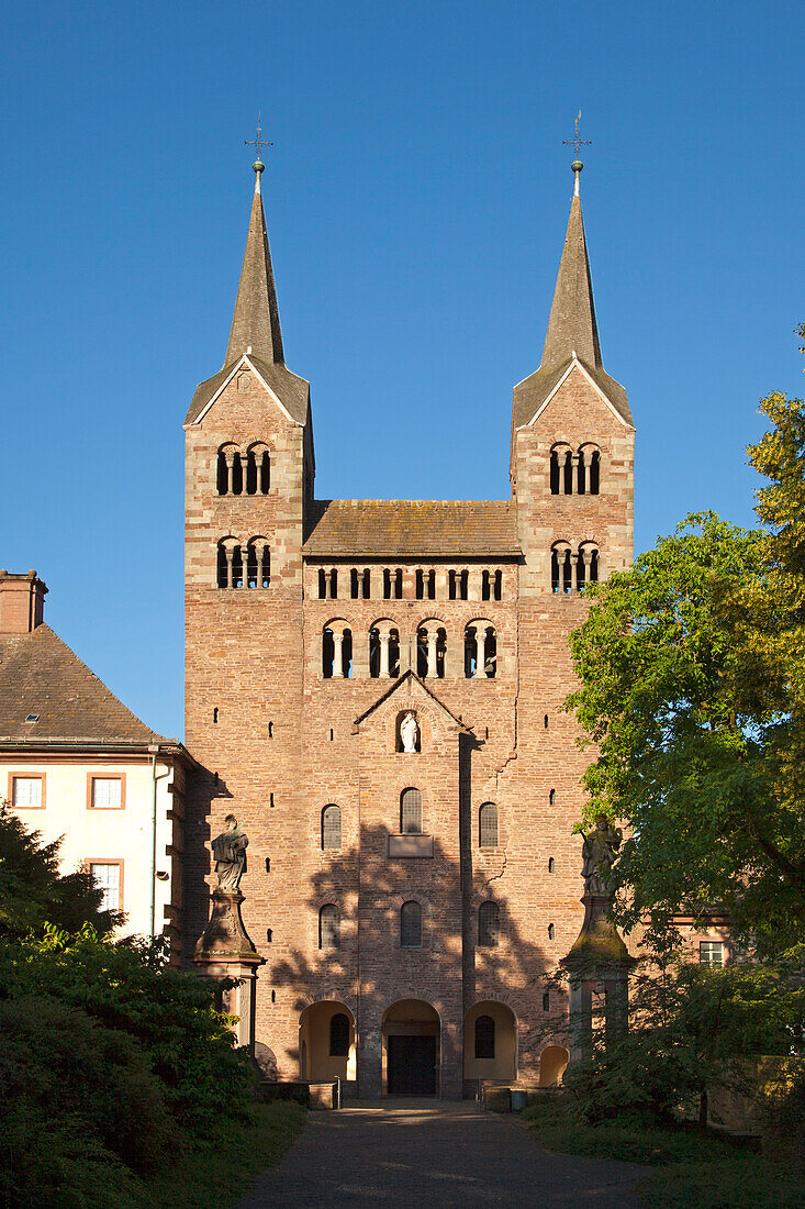 Westwerkfassade von Kloster Corvey, Höxter, Weserbergland, Nordrhein-Westfalen, Deutschland, Europa
