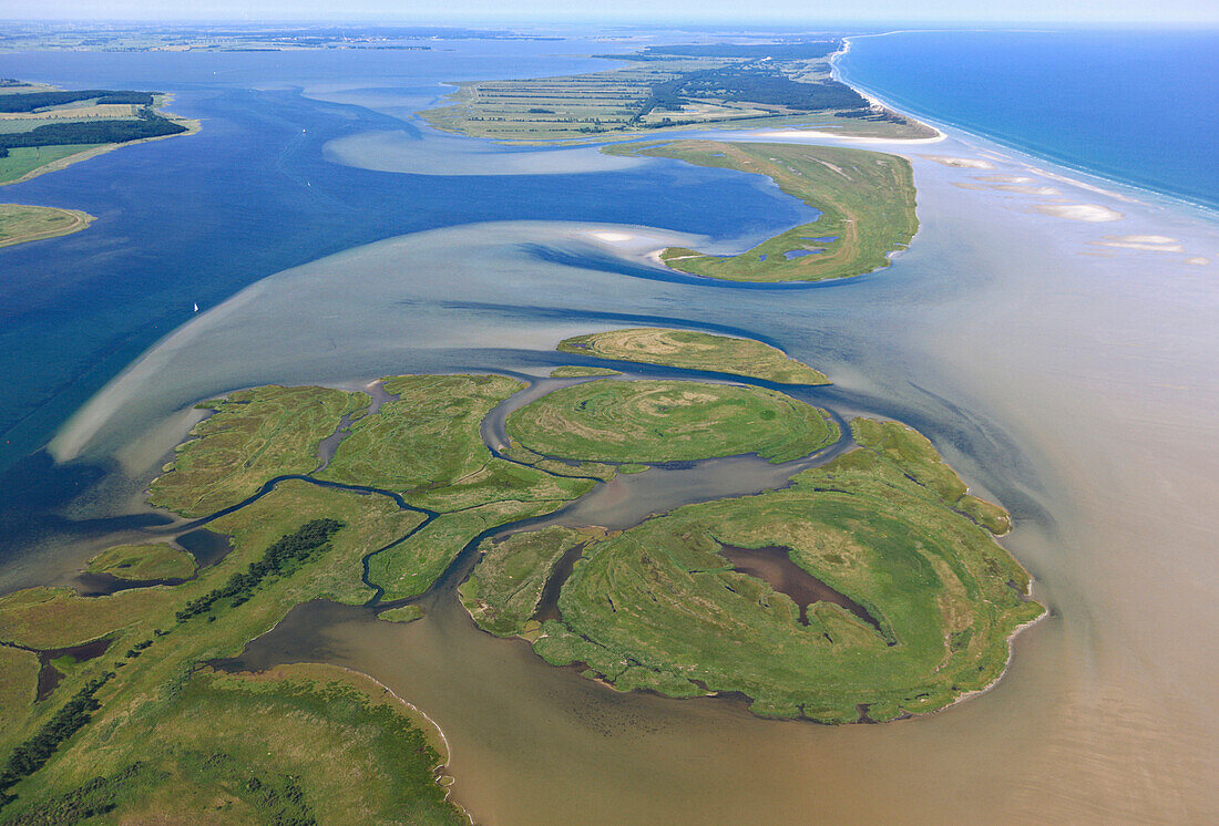 Luftaufnahme von Werderinseln und Windwatt, Nationalpark Vorpommersche Boddenlandschaft, Ostsee, Mecklenburg Vorpommern, Deutschland, Europa