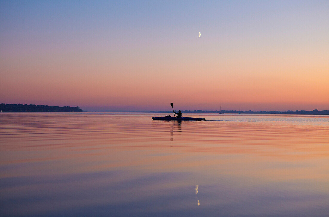 Kajak und Mond auf dem Salzhaff im Abendrot, Ostsee, Mecklenburg Vorpommern, Deutschland, Europa