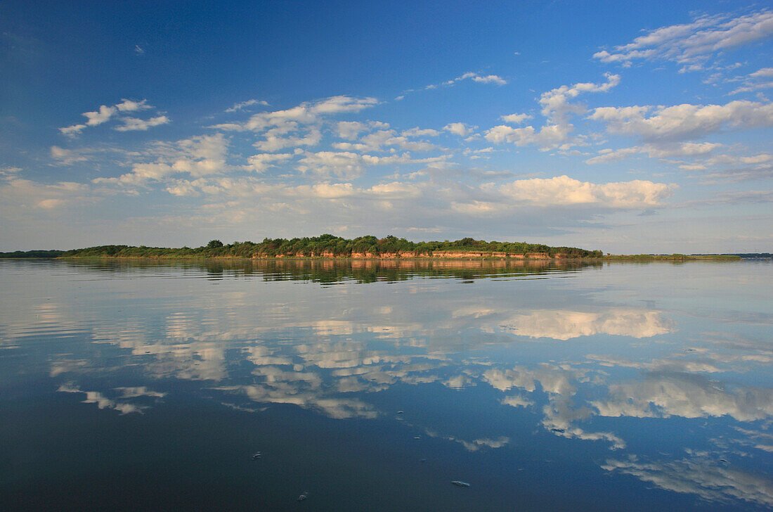 Spiegelung auf dem Salzhaff im Abendlicht, Halbinsel Wustrow, Ostsee, Mecklenburg Vorpommern, Deutschland, Europa