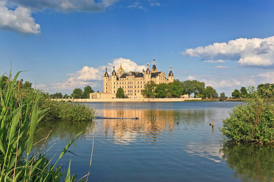 Burgsee und Schweriner Schloss, Schwerin, Mecklenburg Vorpommern, Deutschland, Europa
