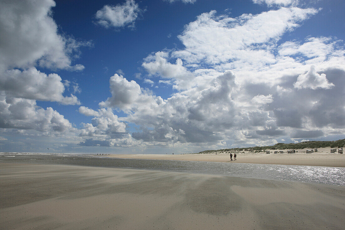 Menschen am Nordstrand, Insel Spiekeroog, Ostfriesland, Niedersachsen, Deutschland, Europa