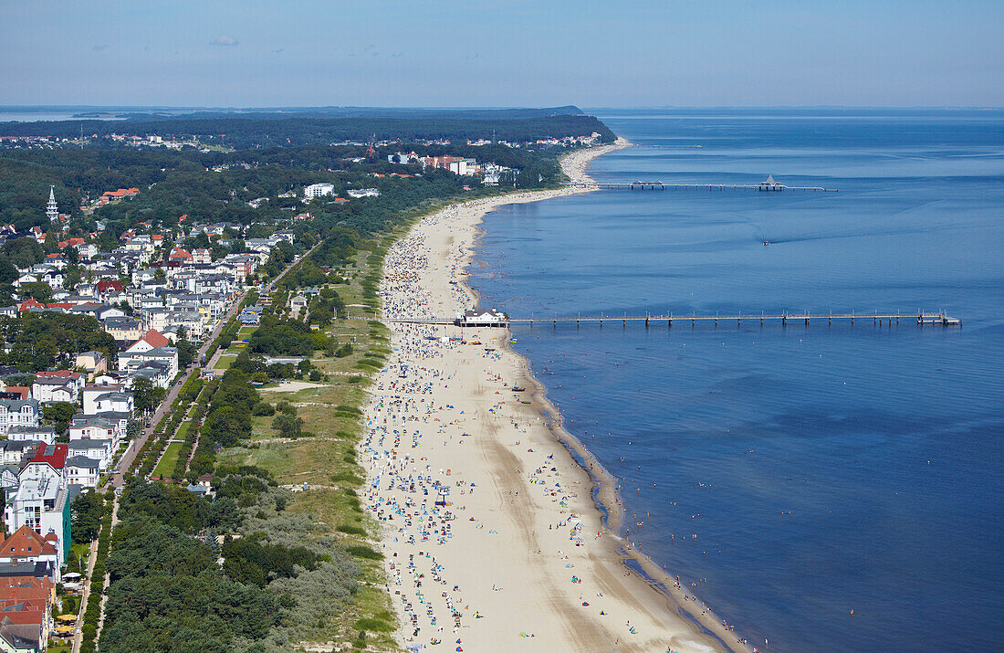 Seebrücken und Strand zwischen Ahlbeck und  Heringsdorf, Ostseeküste, Insel Usedom, Mecklenburg Vorpommern, Deutschland, Europa