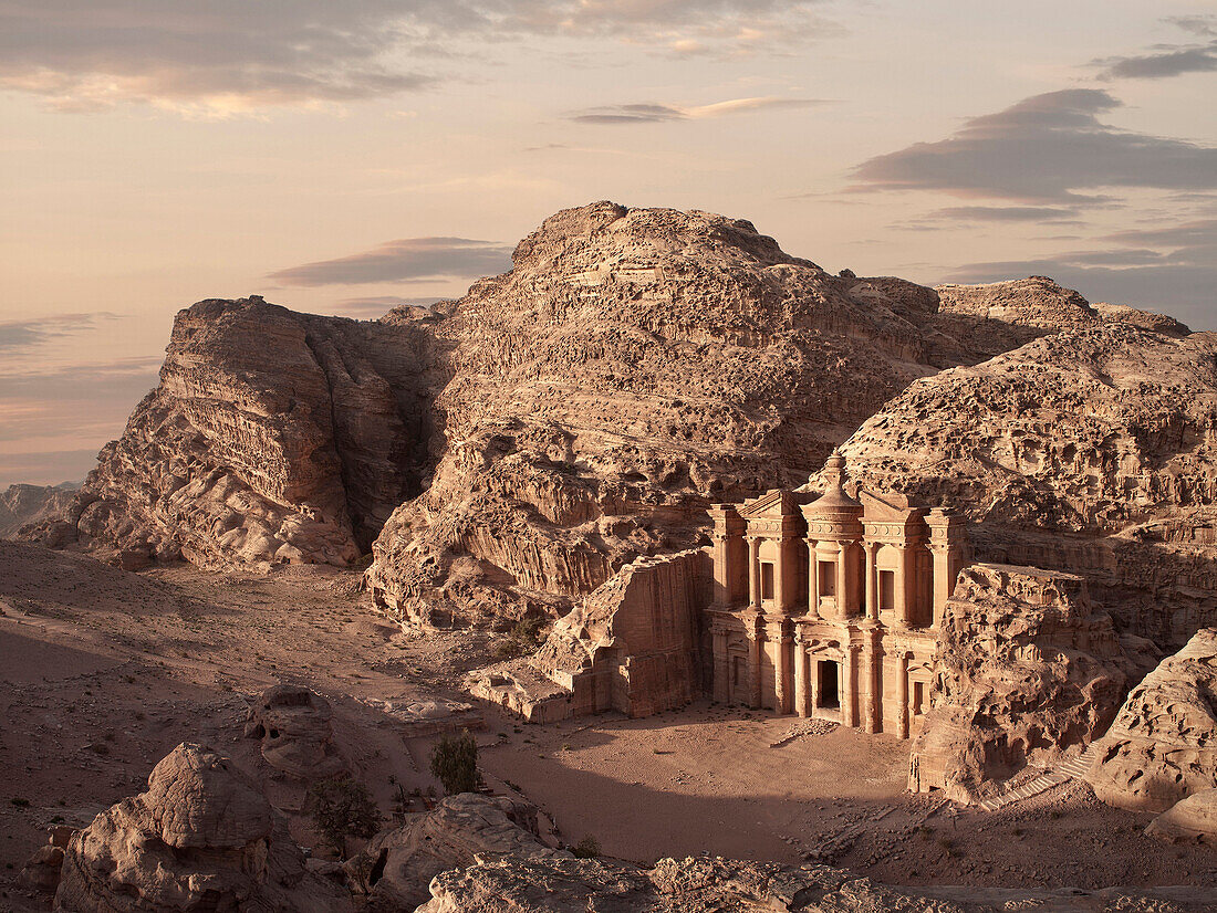 Das Kloster Ad Deir aus Fels gemeißelt im Abendlicht, Petra, UNESCO Weltkulturerbe, Wadi Musa, Jordanien, Naher Osten, Asien