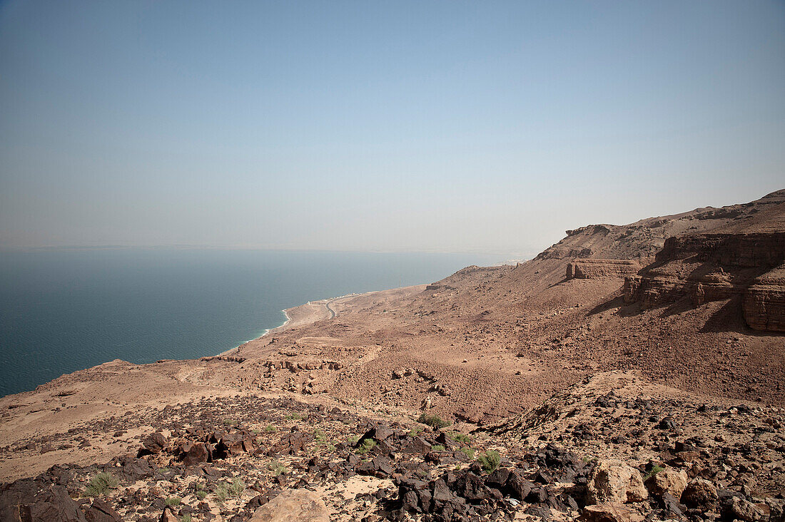 Blick auf das Tote Meer und schroffe Felsen im Sonnenlicht, Jordanien, Naher Osten, Asien