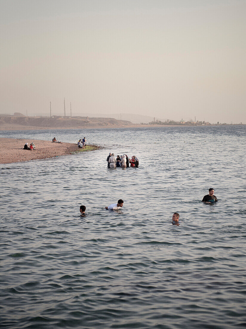 Gruppe muslimischer Frauen und Familien baden, Golf von Akaba, Rotes Meer, Jordanien, Naher Osten, Asien