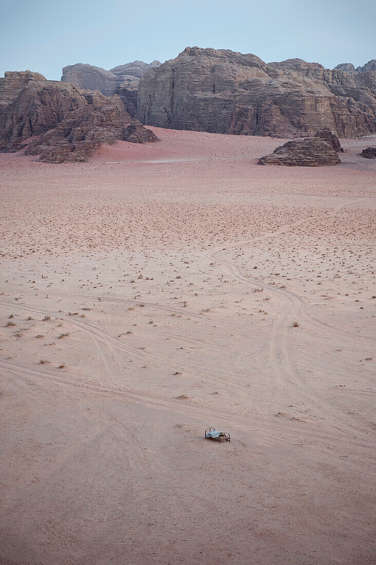Bett unter freiem Himmel in der Wüste, Wadi Rum, Jordanien, Naher Osten, Asien