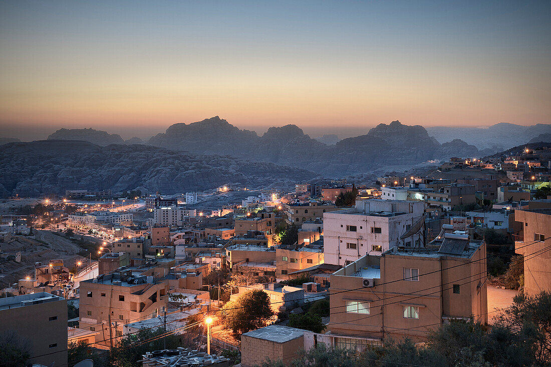 Blick auf Wadi Musa am Abend, Petra, Jordanien, Naher Osten, Asien