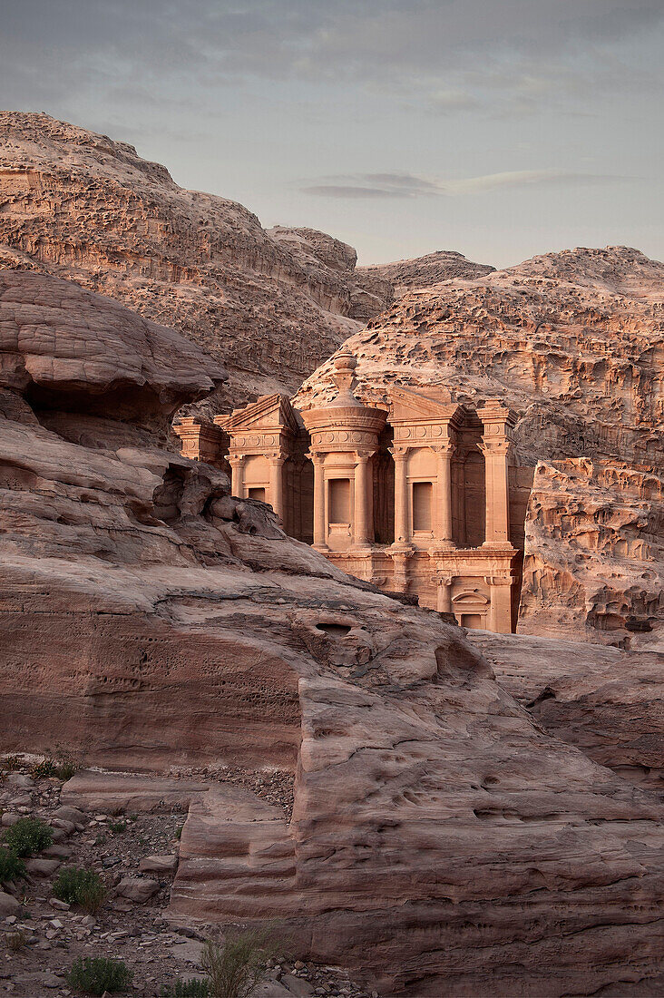 Das Kloster Ad Deir aus Fels gemeißelt im Abendlicht, Petra, UNESCO Weltkulturerbe, Wadi Musa, Jordanien, Naher Osten, Asien