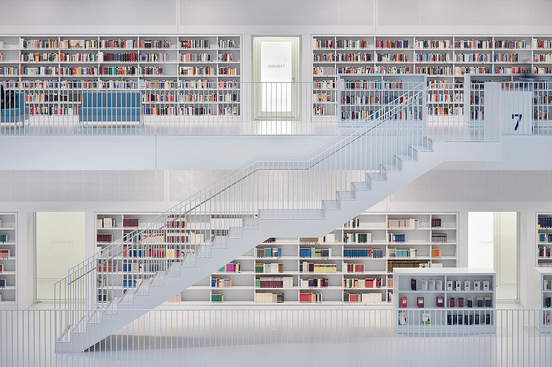 Treppen im Innenraum der Neuen Stadtbibliothek Stuttgart, Baden-Württemberg, Deutschland, Europa