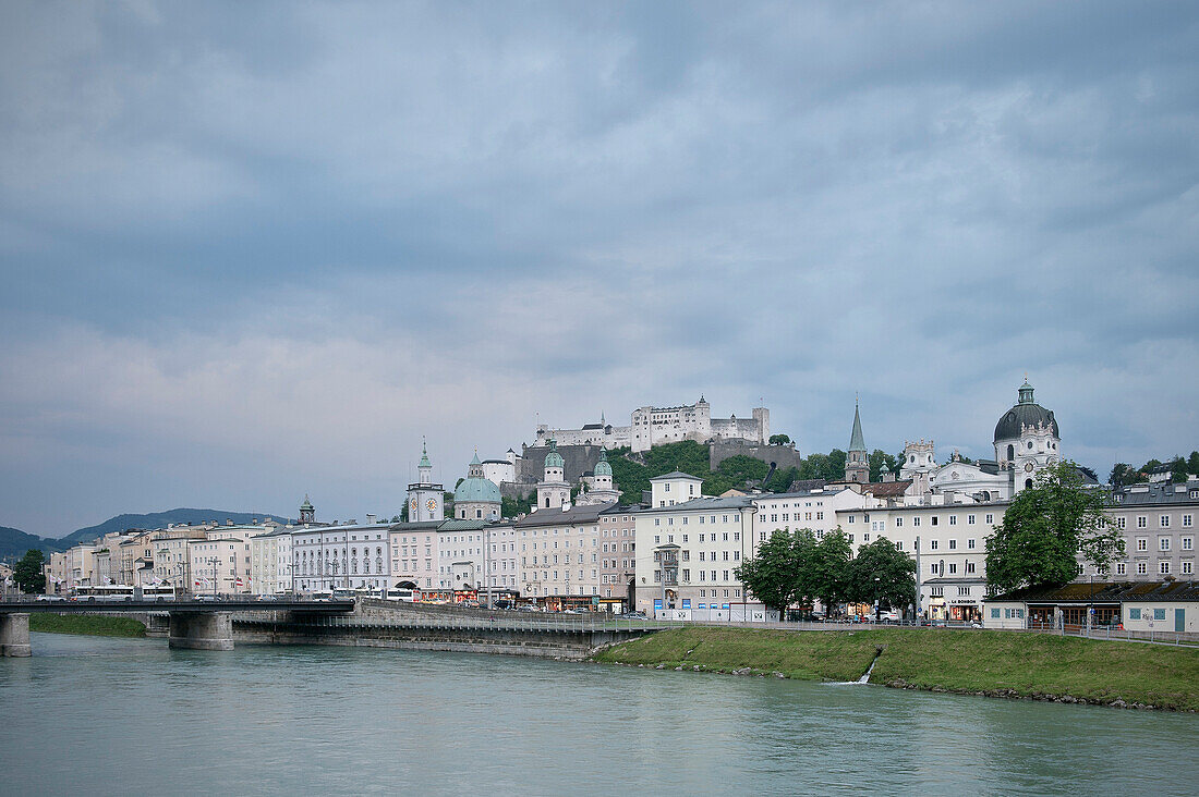 Die Salzach im Stadtzentrum mit Blick auf Festung Hohensalzburg, Salzburg, Österreich, Europa