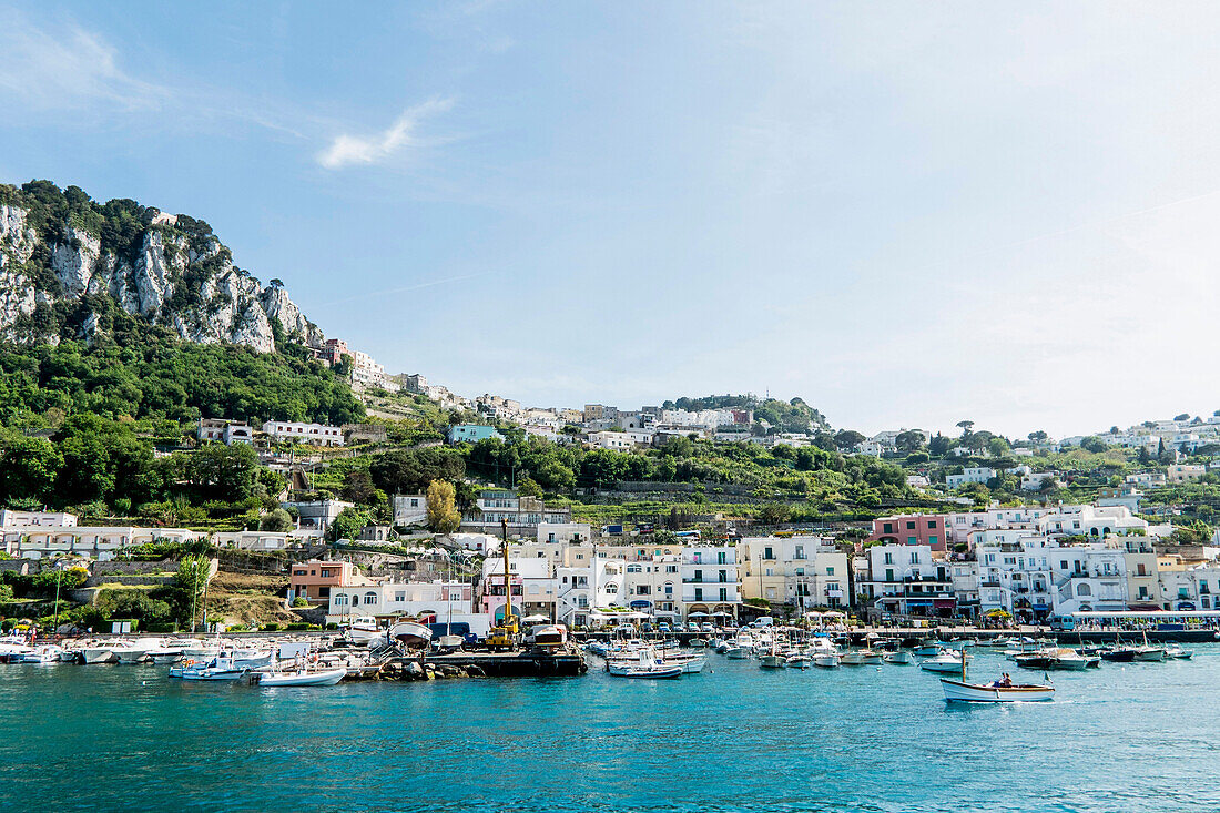 Blick auf Marina Grande vom Meer, Capri, Kampanien, Italien