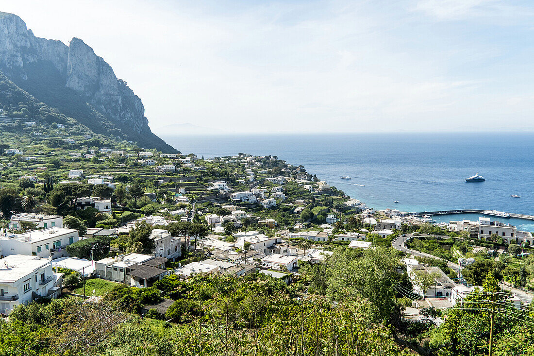 Blick von der Piazzetta in Capri Stadt auf Marina Grande, Capri, Kampanien, Italien