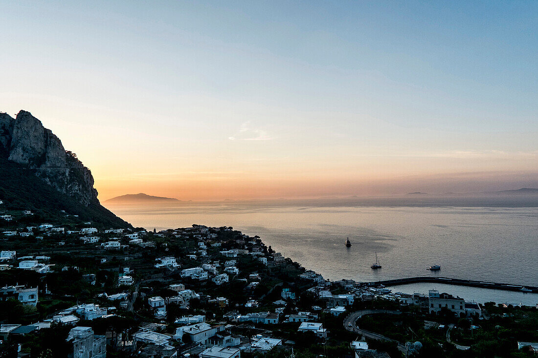 Sonnenuntergang über Marina Grande, Capri, Kampanien, Italien