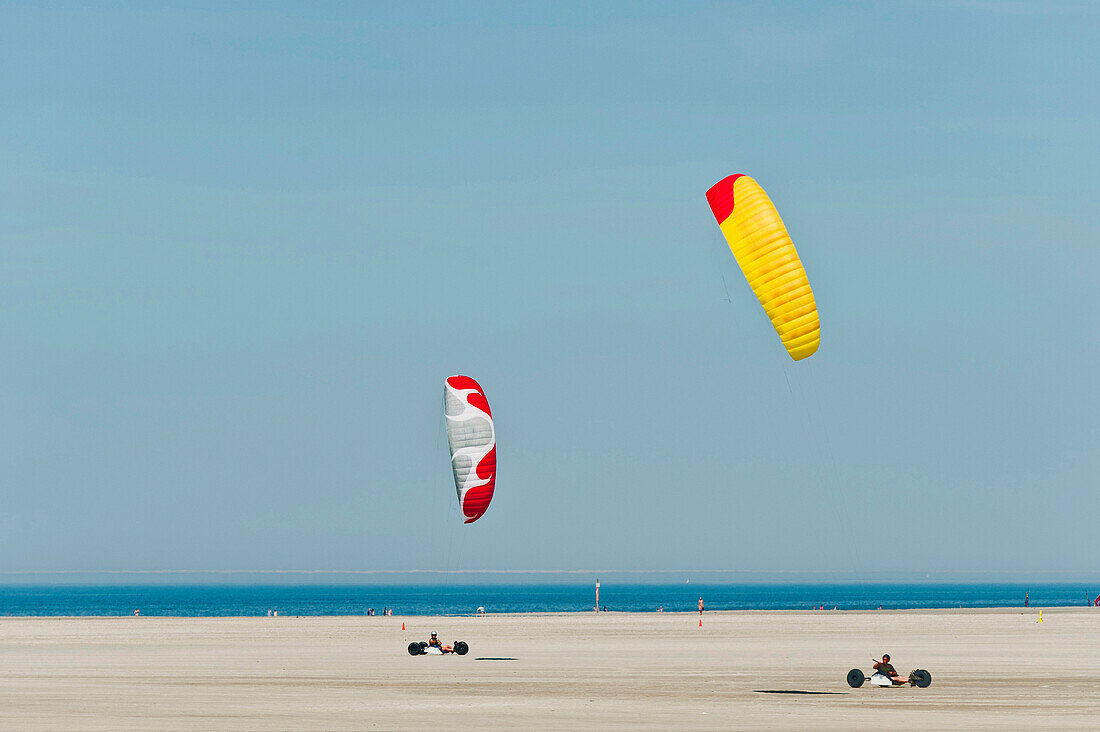 Strandsegler am Strand von St Peter-Ording, Nordfriesland, Schleswig-Holstein, Deutschland