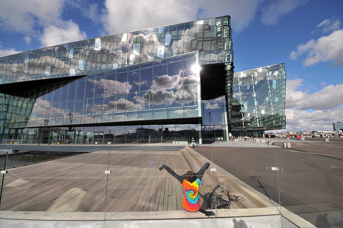 Spiegelung auf der Fassade des neuen Konzerthauses, Reykjavik, Island, Europa