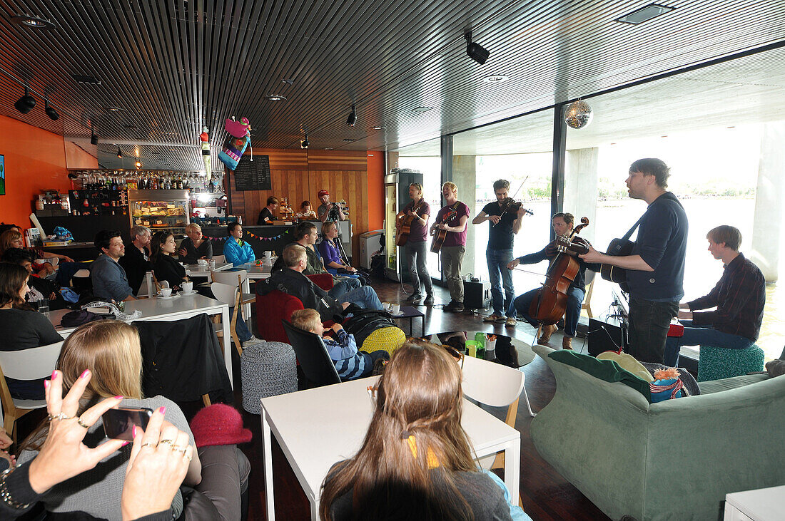 Musiker spielen im Café im Rathaus, Reykjavik, Island, Europa