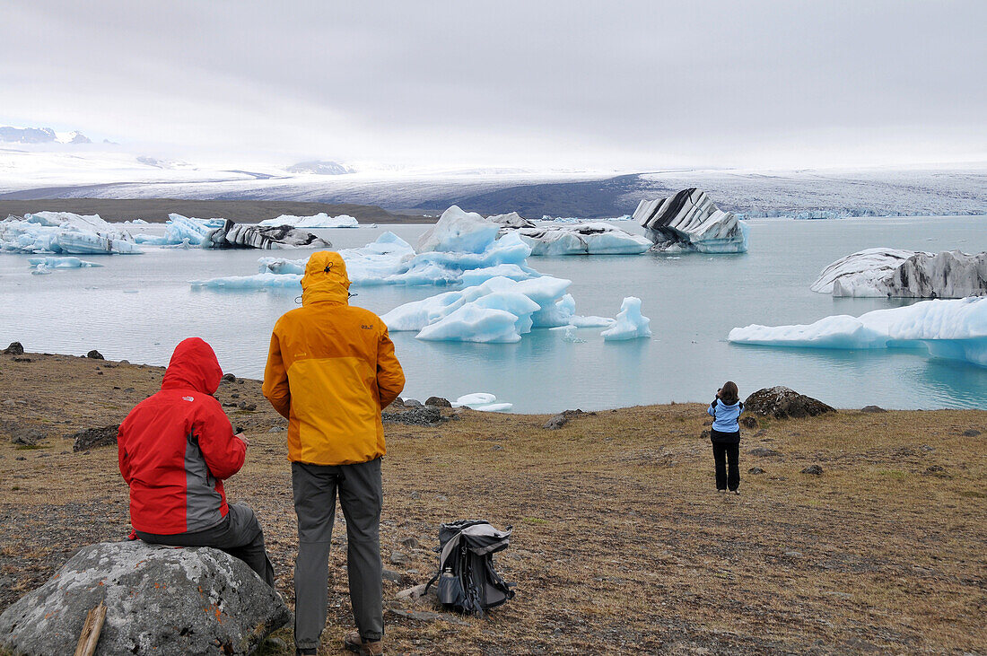 Menschen am Fluss Jökulsa, Gletscherlagune im Vatnajökull Nationalpark, Süd Island, Europa