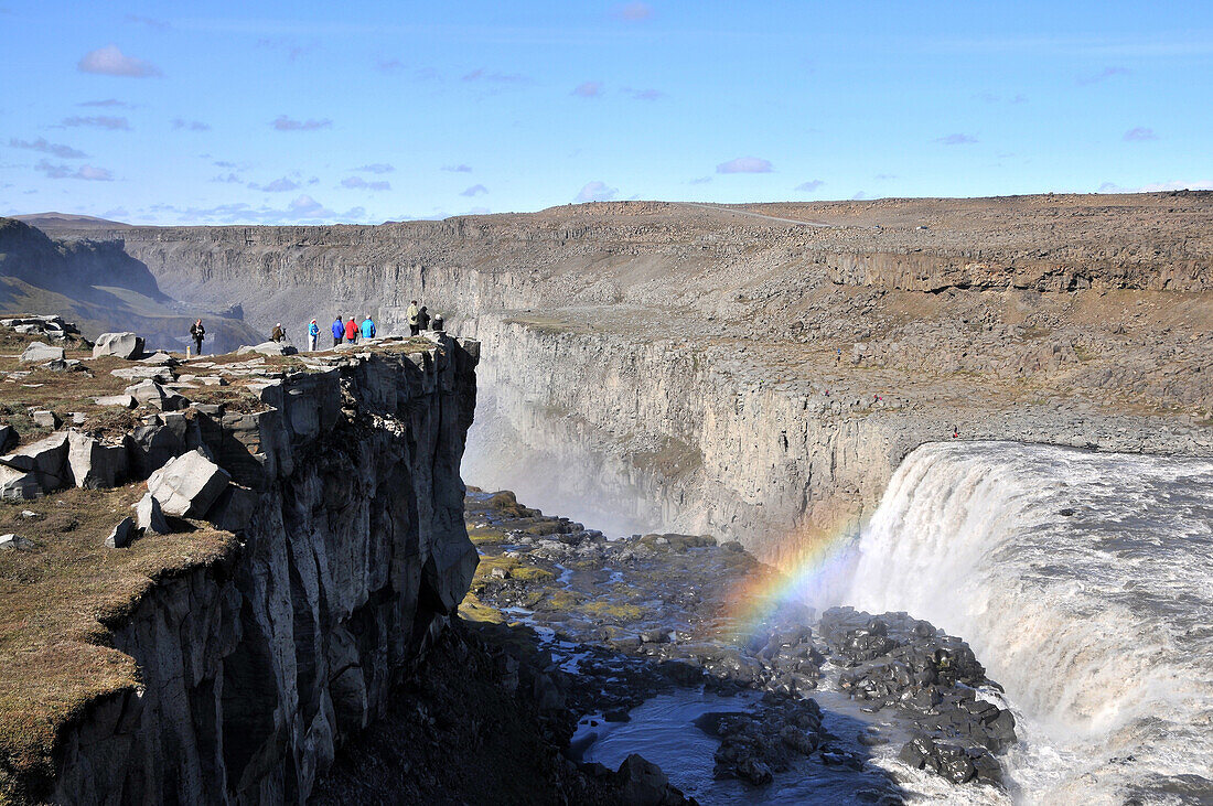 Menschen vor dem Wasserfall Dettifoss, Nord Island, Europa
