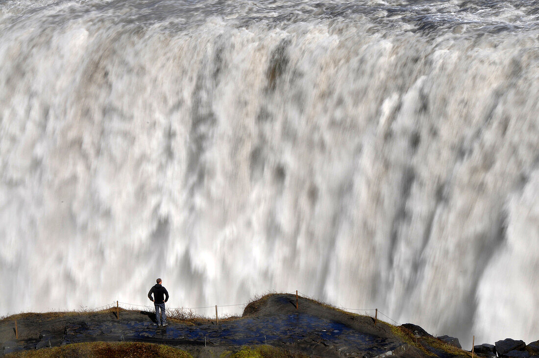 Mann vor dem Wasserfall Dettifoss, Nord Island, Europa