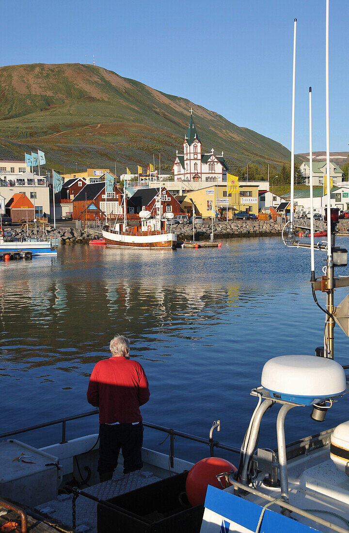 Blick auf Häuser und Boote im Hafen, Husavik, Nord Island, Europa