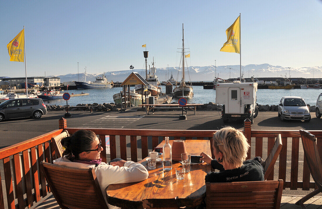 Menschen im Café am Hafen, Husavik, Nord Island, Europa