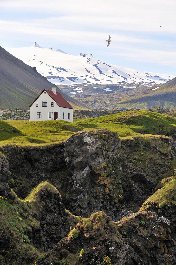 Haus in Arnarstapi unter dem Snaefellsjökull, Snaefellsnes Halbinsel, West Island, Europa