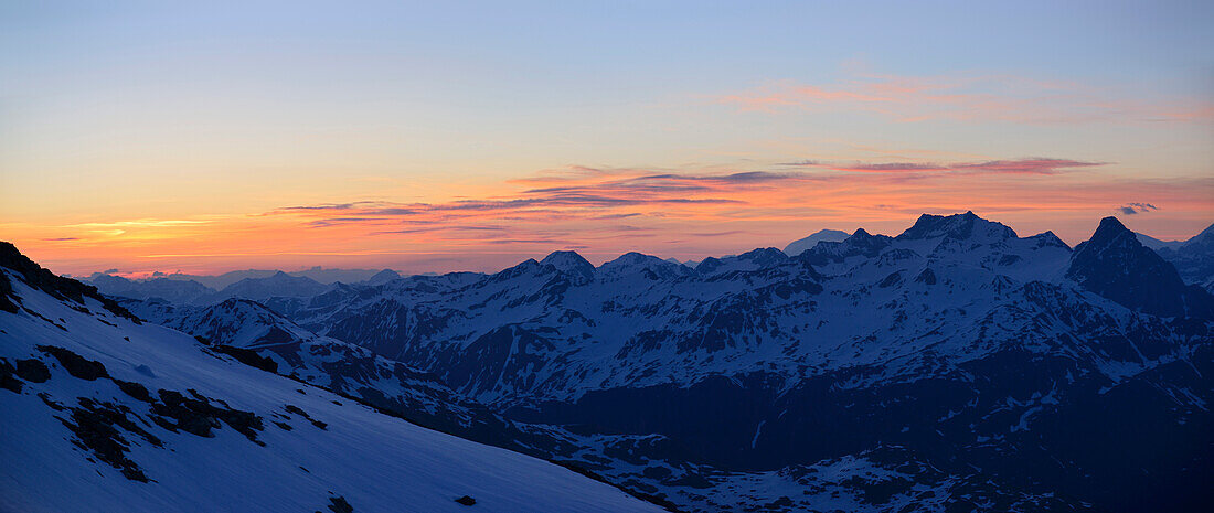 Sonnenaufgang über den Livignoalpen, Piz Palü, Bernina, Engadin, Graubünden, Schweiz