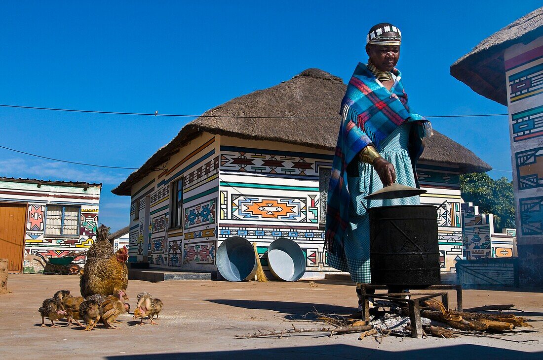 Africa, South Africa, Mpumalanga Province, KwaNdebele, Ndebele tribe, Mabhoko village, the artist Francina Ndimande cooking