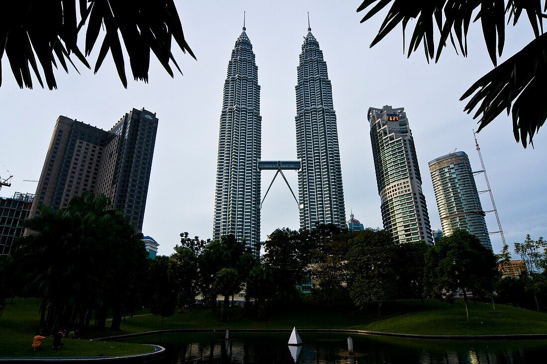 Malasia, Kuala Lumpur, the Petronas Tours designed by the architect Cesar Pelli shelter the Petronas Society, the bigest petrol Malasian company, more than 1 million m2 of shops and entertainment places, a concert hall, a mosque and a multimedia conferenc