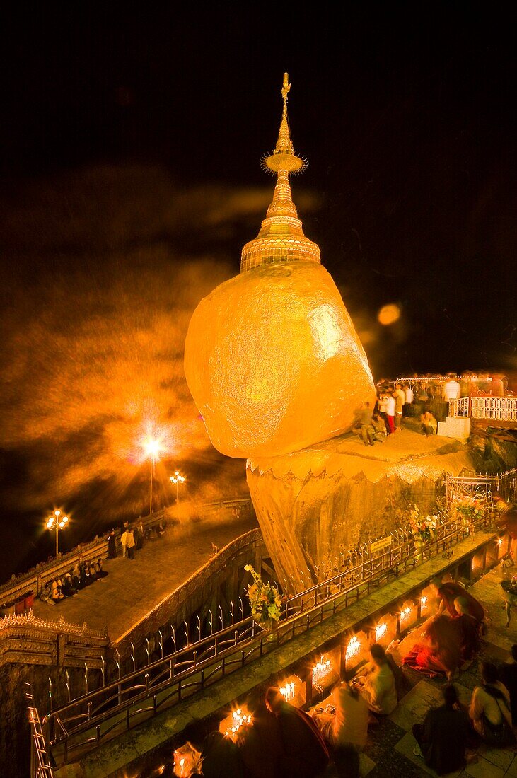 Myanmar (Burma), Môn State, Kyaiktiyo, Golden Rock, with the paya Shwedagon of Yangon and the paya Mahamuni of Mandalay, this Buddhsit site is one of the most revered in Myanmar, when night comes pilgrims keep on chanting psalms, light candles and meditat